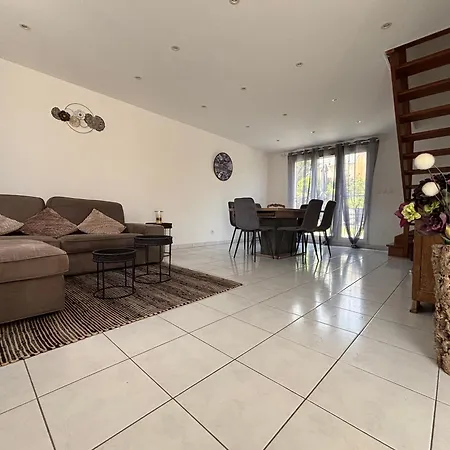 Jolie Colombe, Maison 3 Ch 2 Sdb Beau Jardin A 15 Mn A Pied De La Et Centre En Bessin Proche Omaha Et Bayeux Holiday home Port-en-Bessin-Huppain