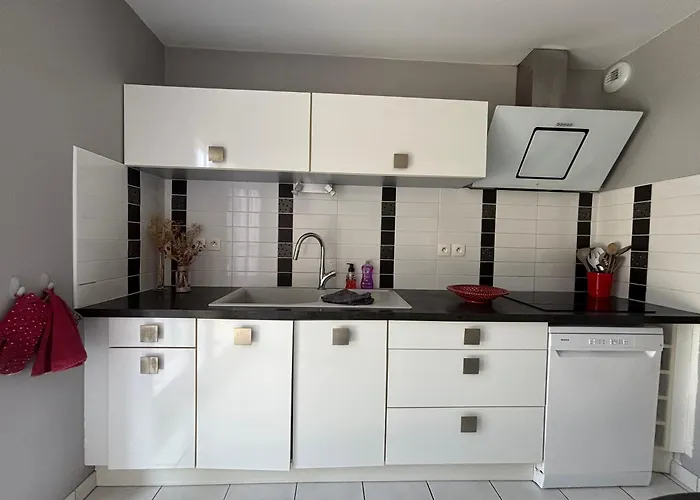 Prázdninový dům Jolie Colombe, Maison 3 Ch 2 Sdb Beau Jardin Terrasse Amenagee A 15 Mn A Pied De La Du Centre En Bessin Proche Golf Et D'omaha Et Bayeux